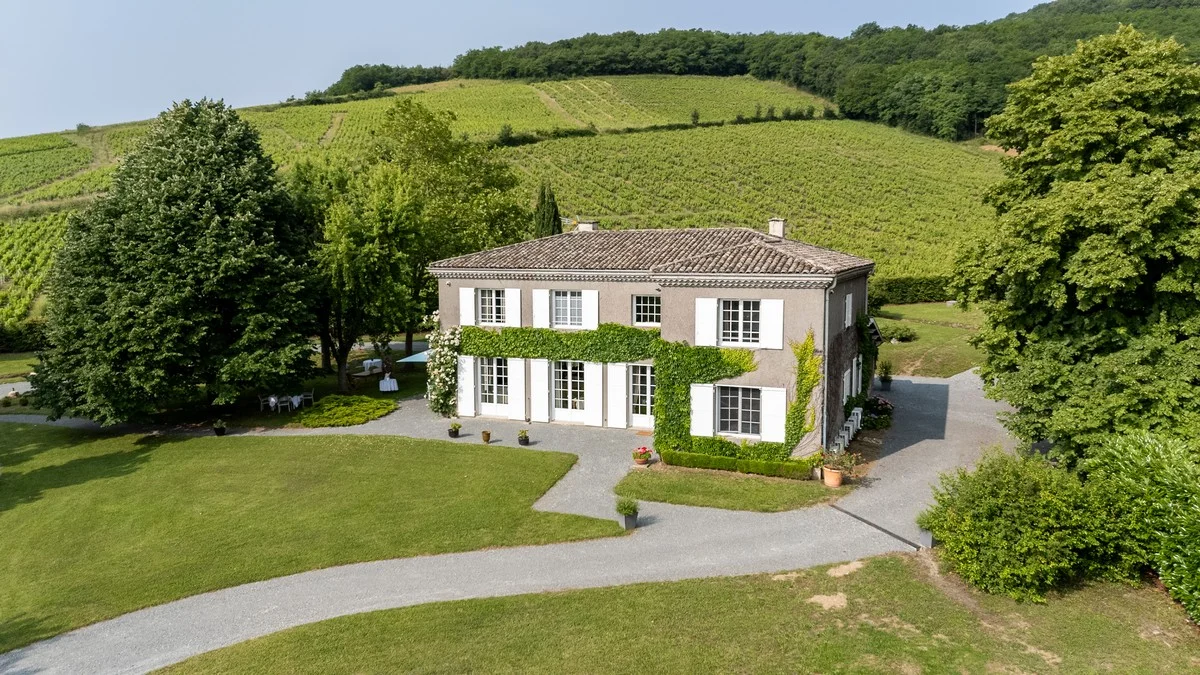 Vue aérienne du domaine de la Villa Saint-Lager entouré de vignes