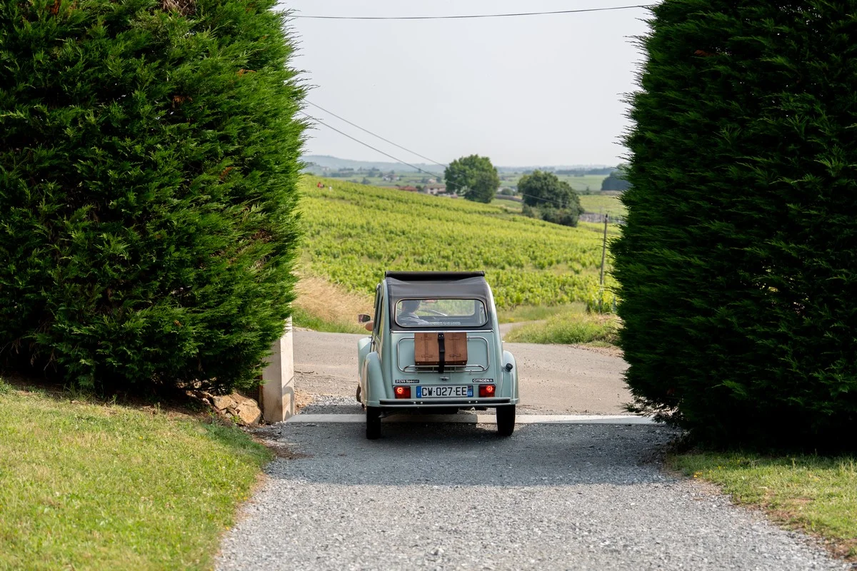 Portrait de vos hôtes devant la Villa