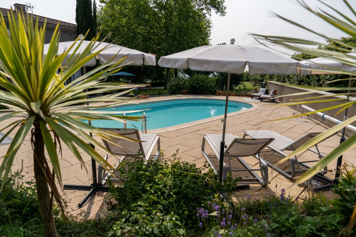 La piscine éclairée par la lumière de fin de journée