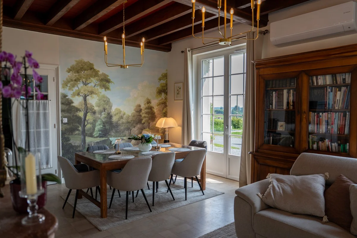 Vue sur le salon et ses ouvertures sur le jardin