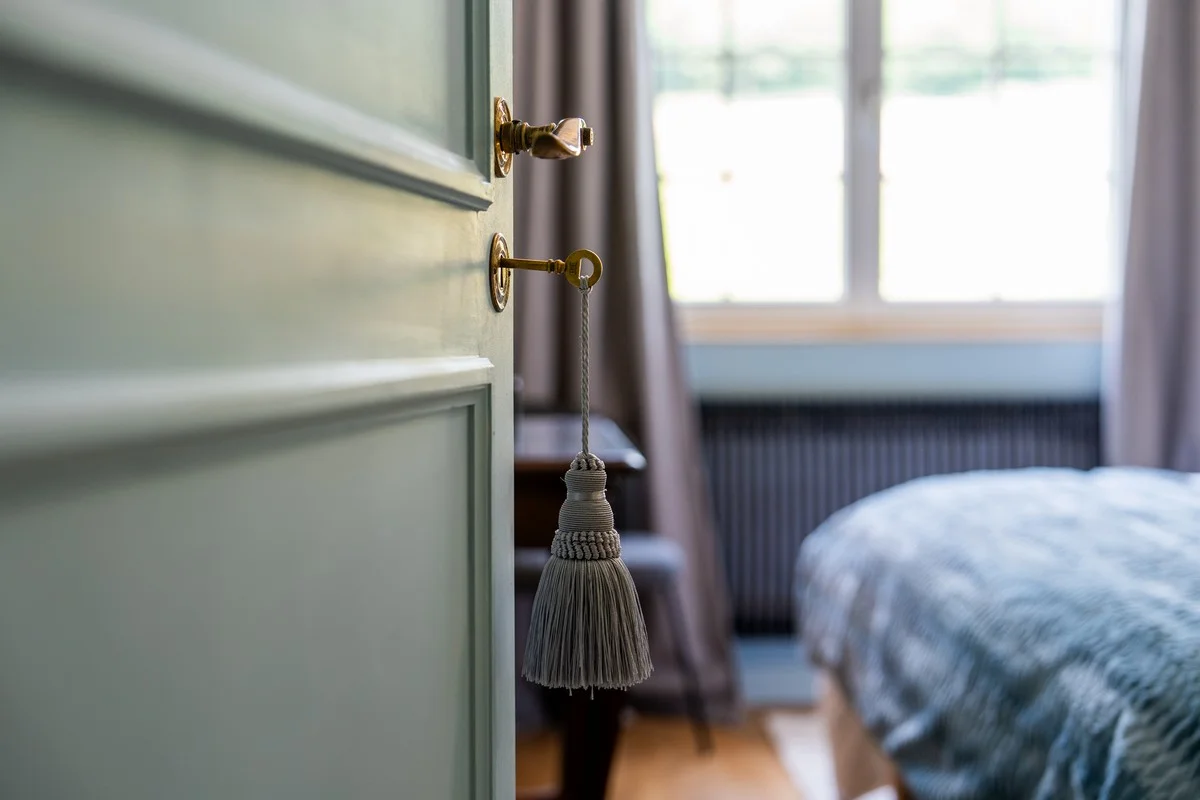 Chambre Mont Brouilly — lit confortable habillé de linge blanc et de coussins assortis