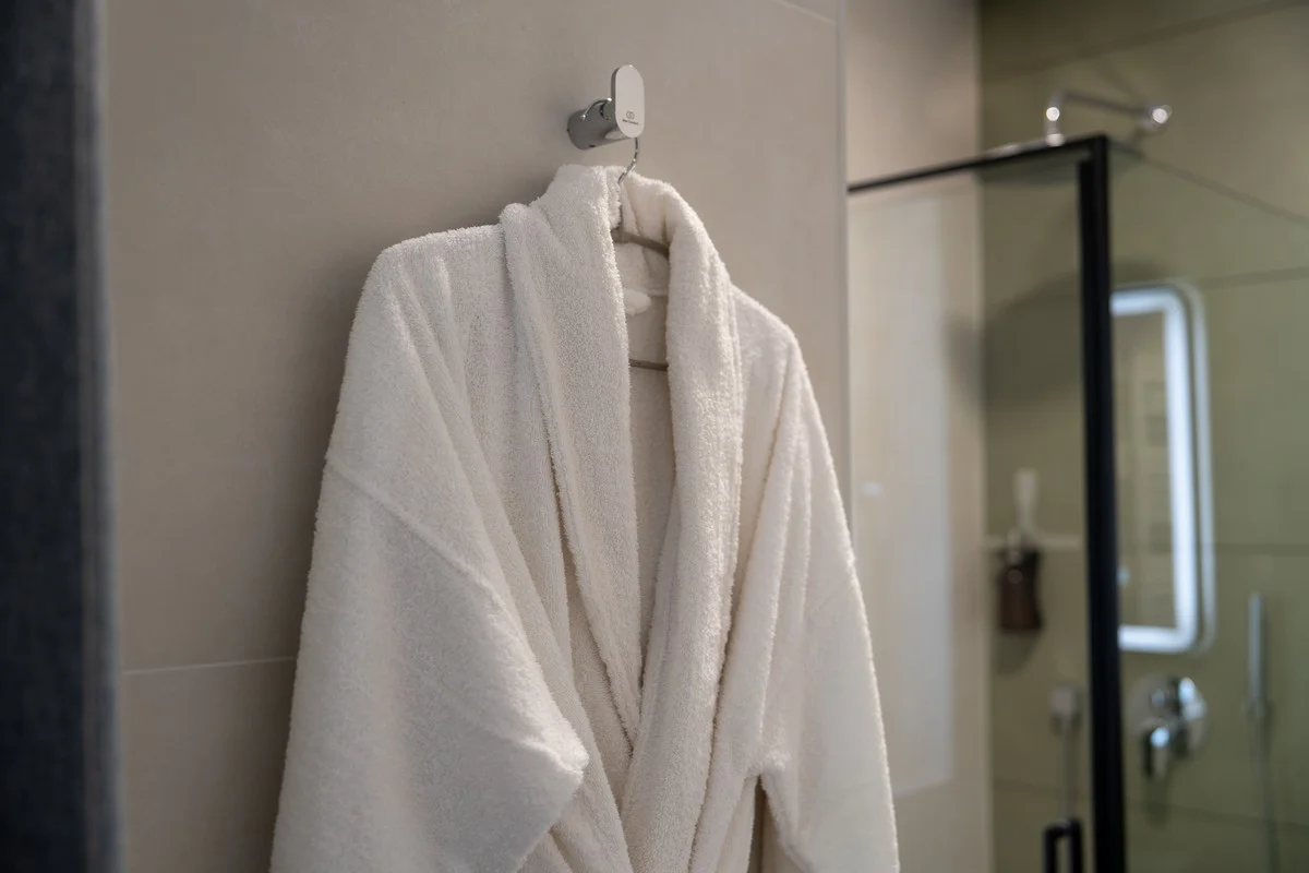 Chambre Mont Brouilly — peignoir moelleux suspendu dans la salle de bain