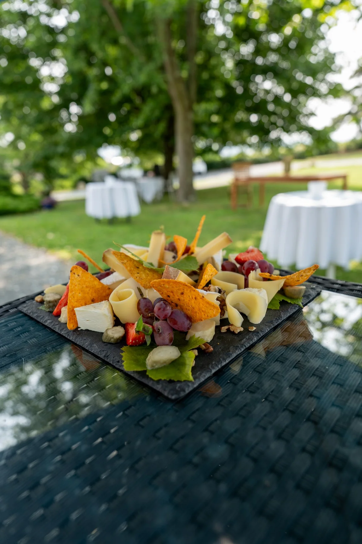 Schön angerichteter Teller mit Käse und Obst — Nahaufnahme