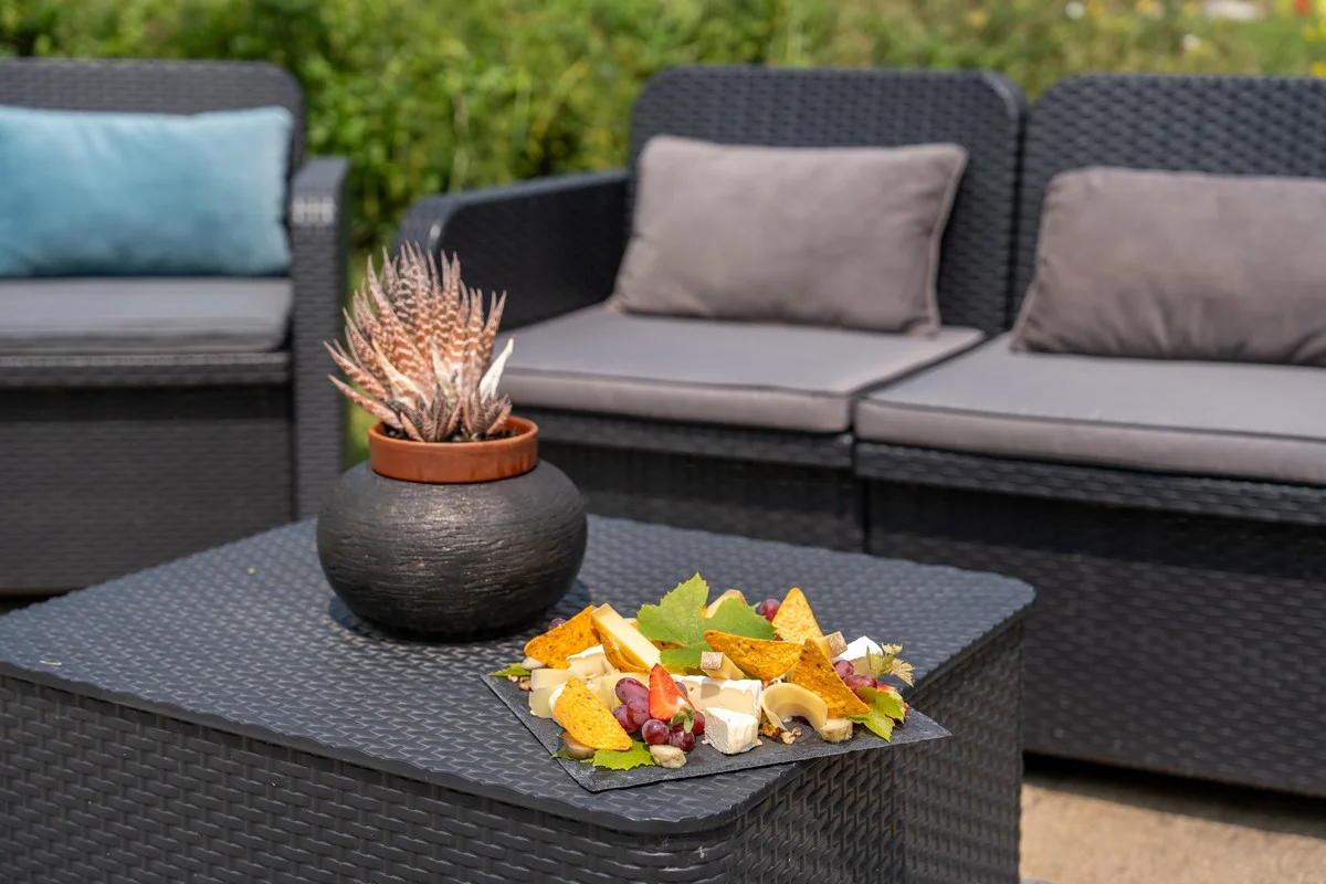 Platte mit gereiftem Käse und frischen Früchten, in der Gartenlounge serviert