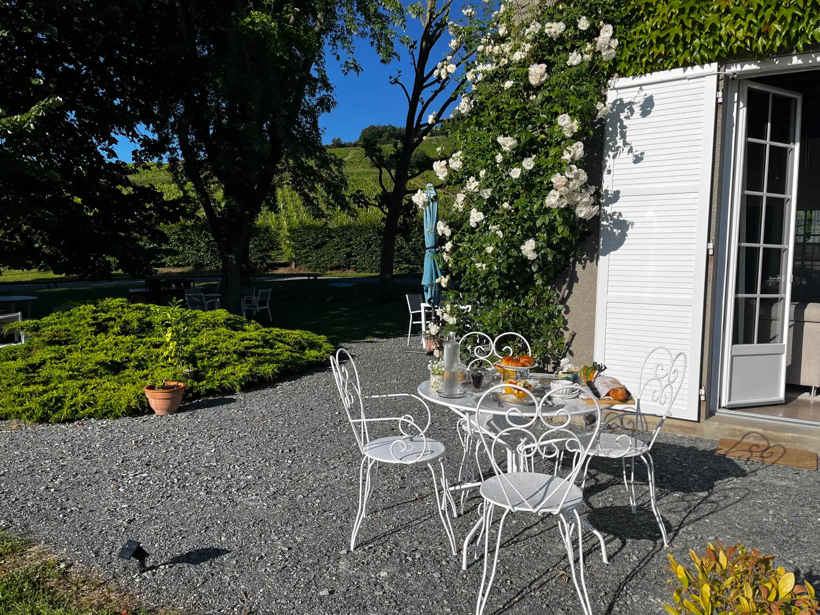 Frühstück auf der Terrasse der Villa Saint-Lager — Gartentisch mit frischen Früchten und Gebäck