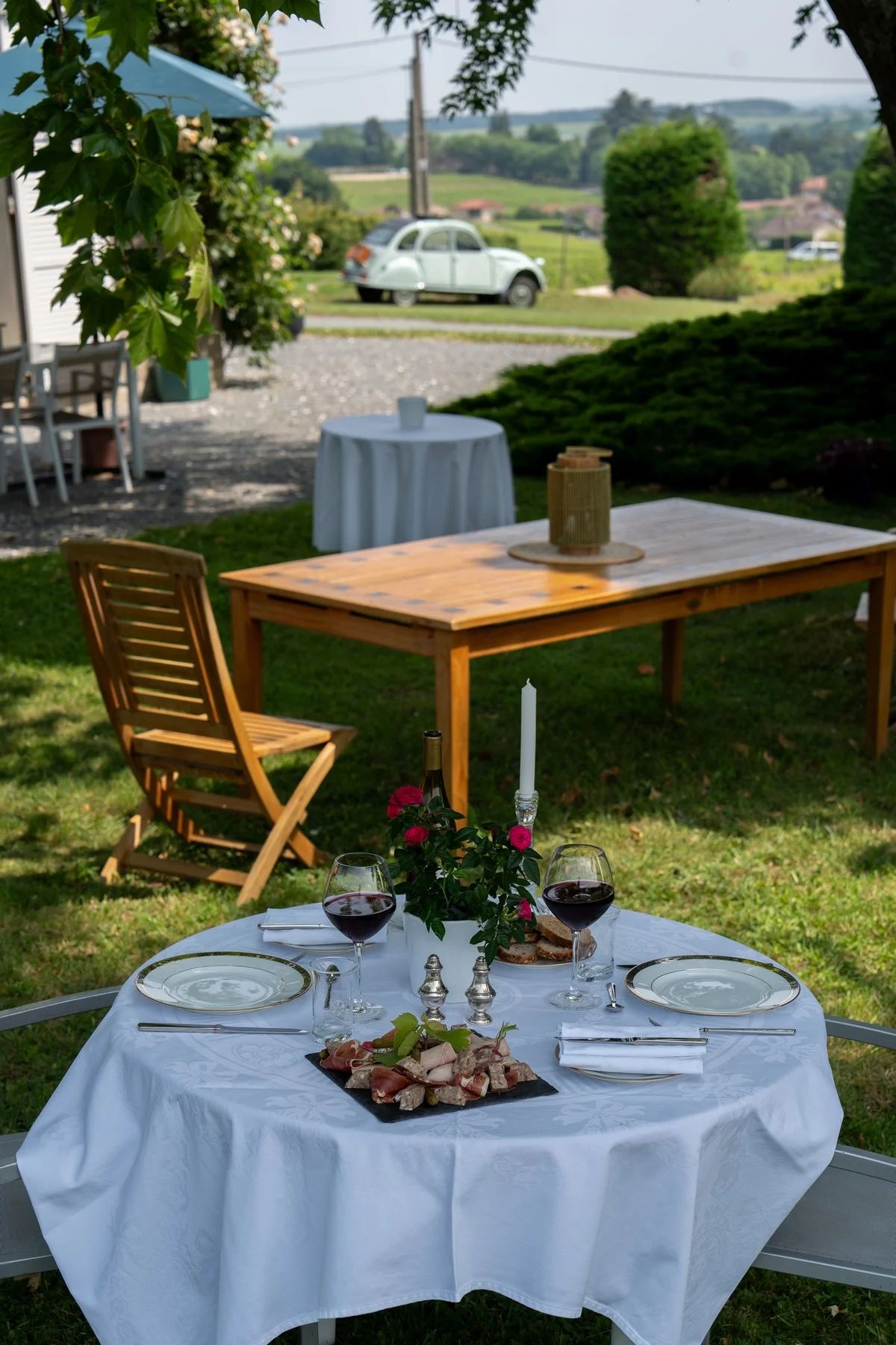 La salle à manger préparée pour les hôtes