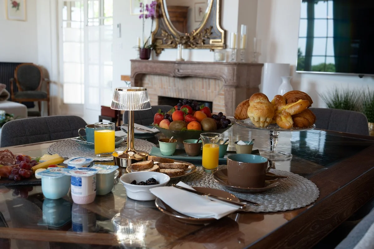 Plateau de petit-déjeuner servi avec vue sur la campagne