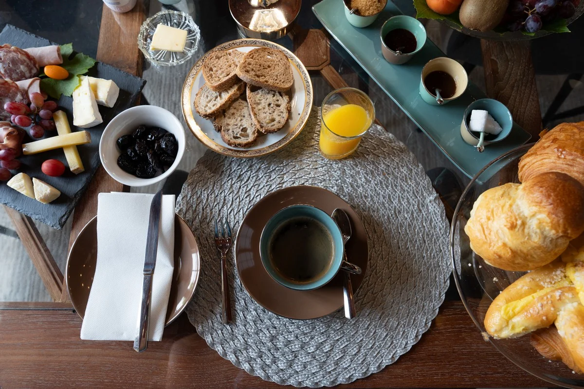 Plateau de petit-déjeuner avec fruits frais et jus d'orange