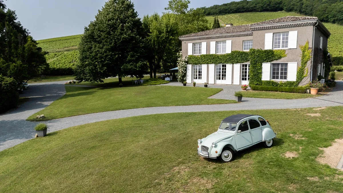 Vue sur la façade ensoleillée de la Villa Saint-Lager