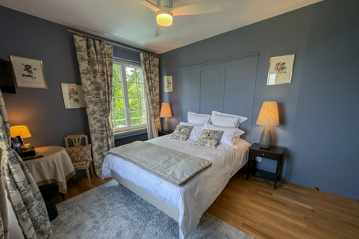 Chambre Mont Verdun — chevet et lampes pour des soirées paisibles