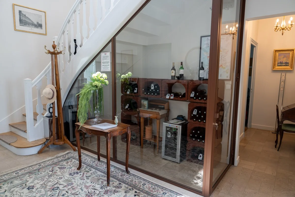 Plafond à moulures et parquet d'origine