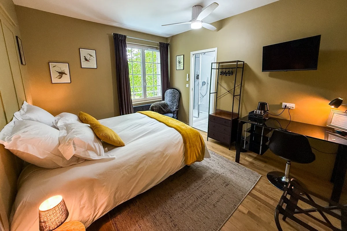 Chambre Mont d'Or — espace nuit confortable et lumineux