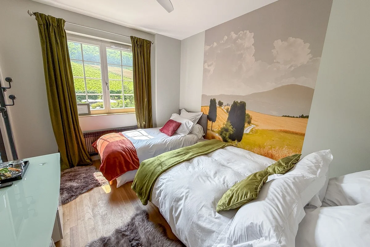 Chambre Saint-Rigaud — fenêtre ouverte sur le paysage beaujolais