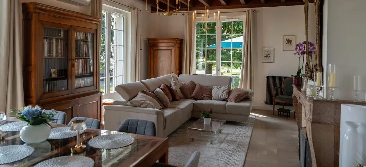 Salon convivial Villa Saint-Lager cheminée décoration élégante espace détente hôtes