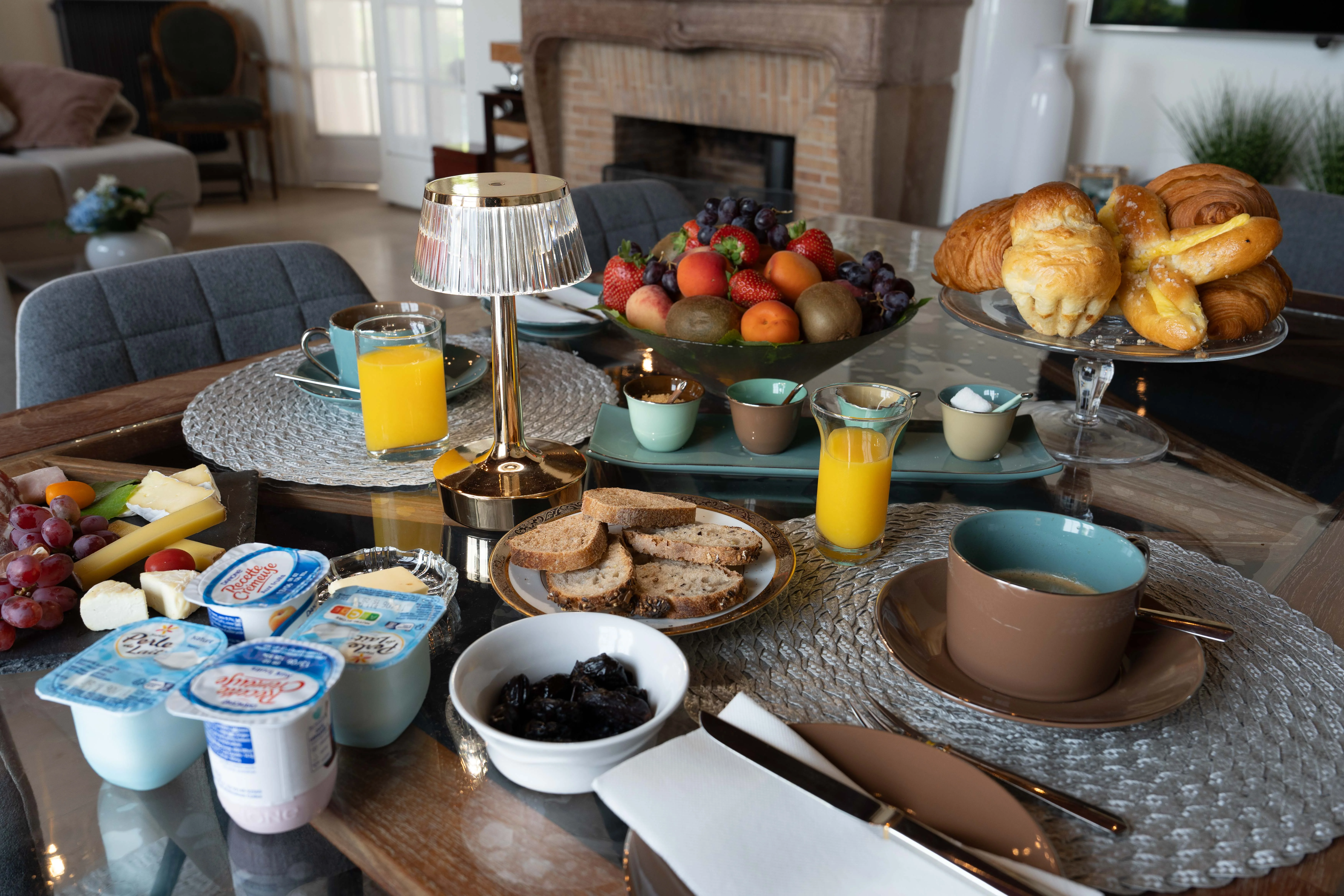 Petit-déjeuner maison dans nos chambres Beaujolais avec vue